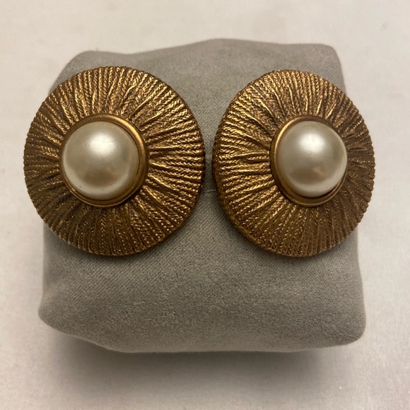 Vintage Gold Tone Faux Pearl Earrings Round Clip on Earrings 1.5” - Picture 1 of 3
